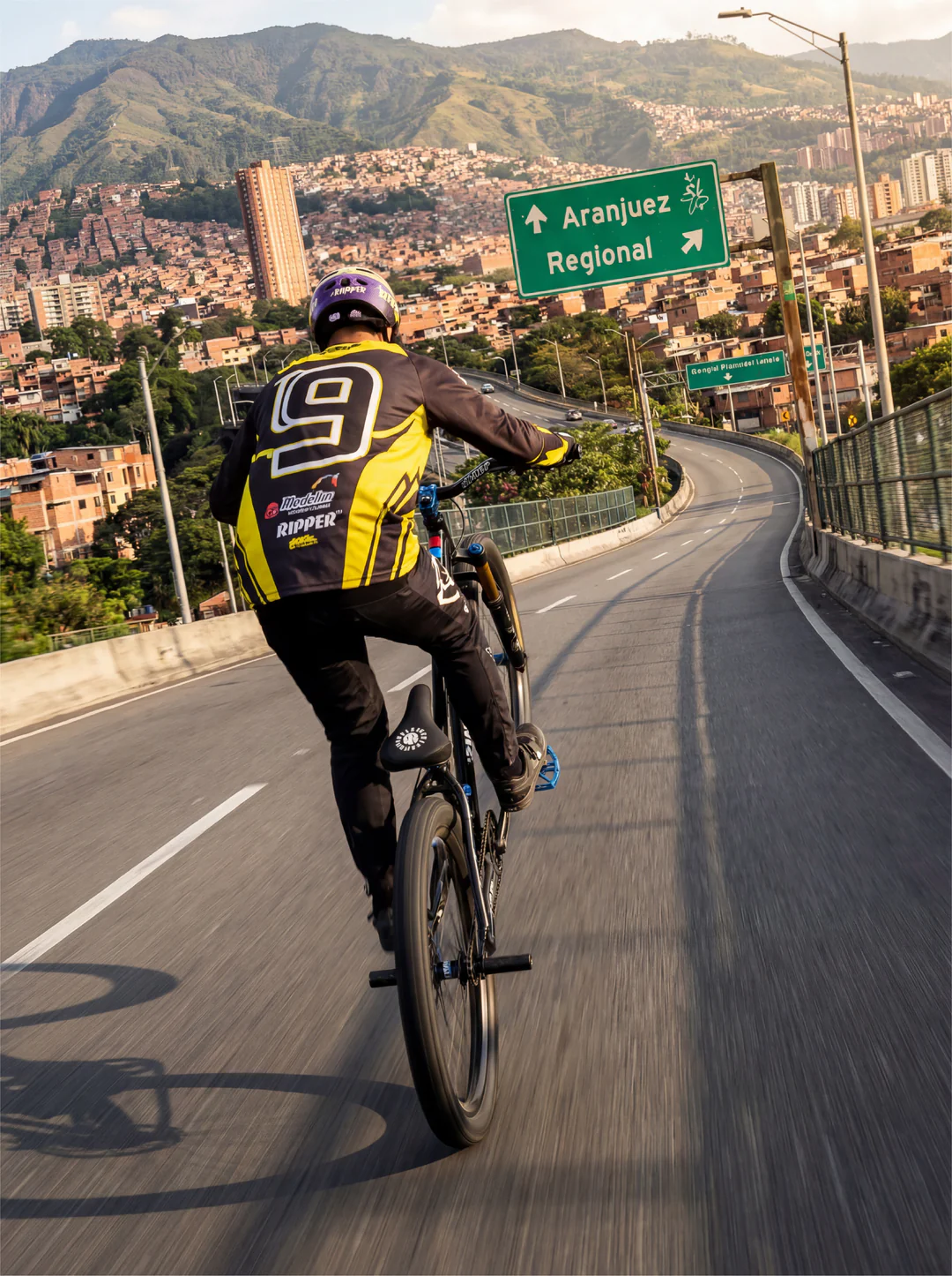 Rider en autopista Medellín